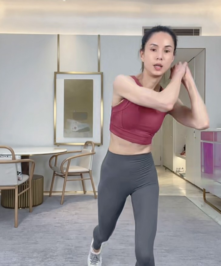 李若彤年龄多大（55岁李若彤晒性感美照）