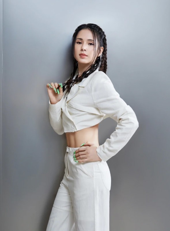 李若彤年龄多大（55岁李若彤晒性感美照）