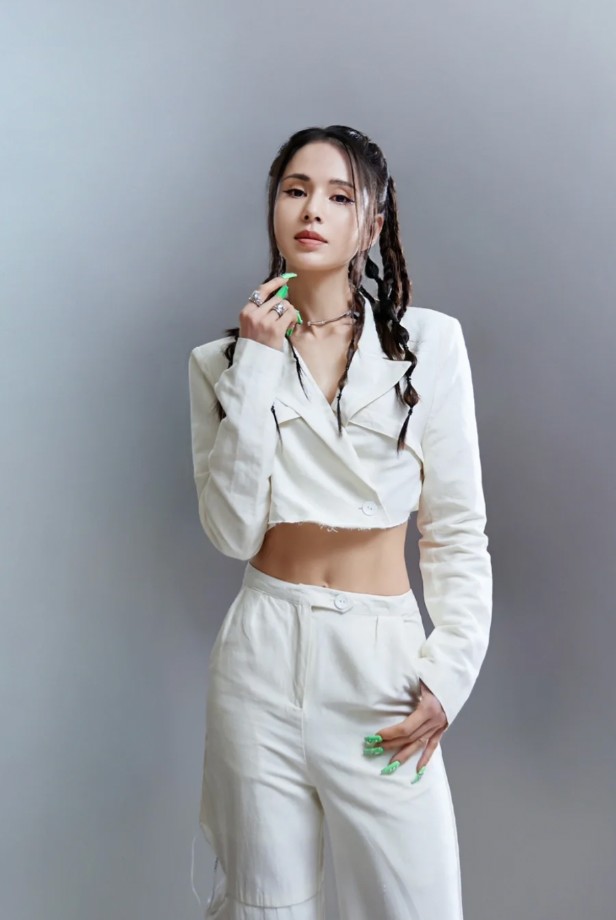 李若彤年龄多大（55岁李若彤晒性感美照）