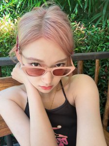 ​程潇晒海边度假照 穿挂脖装配短裙娇俏可爱