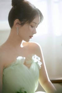 ​杨紫穿绿色抹胸裙漫游野丛 光影间温柔恬静