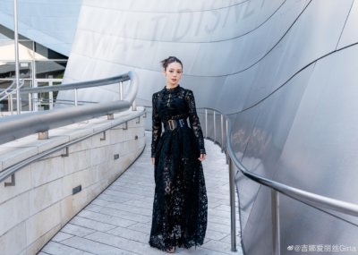 ​郎朗真幸福！吉娜穿黑色镂空裙气场全开身材好