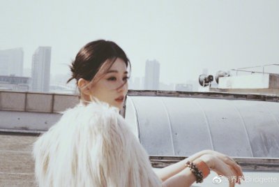 ​乔欣穿花裙裹皮草 轻松拿捏贵气清冷感