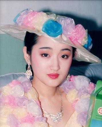 杨钰莹羞辱门（曾为爱隐退却身败名裂的杨钰莹）