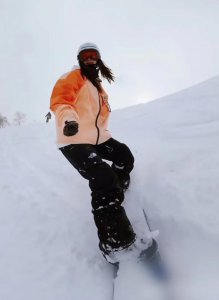 ​简直别太帅！baby 晒滑雪视频，动作行云流水好丝滑