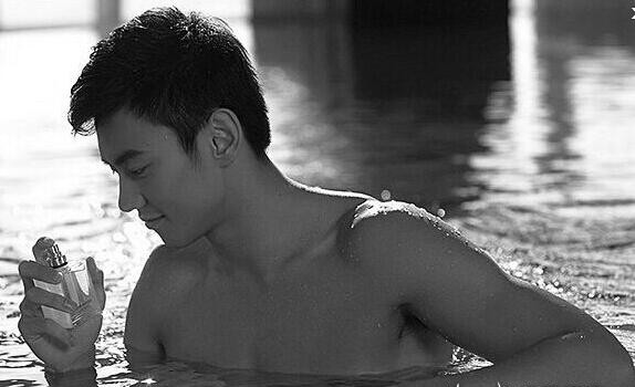 帅哥激凸照片（宁泽涛激凸被女人刷屏 ）