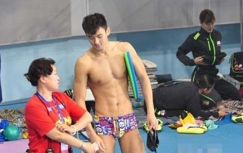 帅哥激凸照片（宁泽涛激凸被女人刷屏 ）