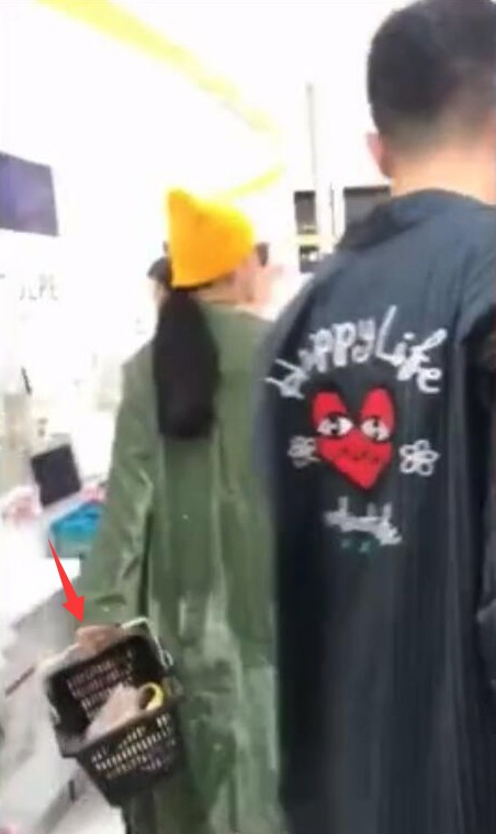 范冰冰被曝欠6亿（网曝范冰冰遭索赔仍大手笔消费）