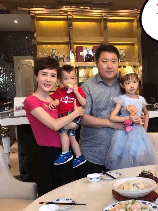 金巧巧潜规则照片（轻松上位金巧巧当三铁证）