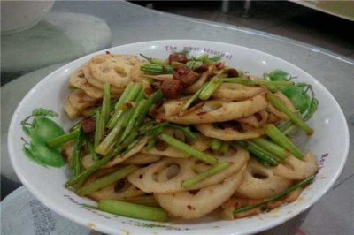 ​芹菜和莲藕能一起吃吗 能，两者性寒（与萝卜搭配更好）