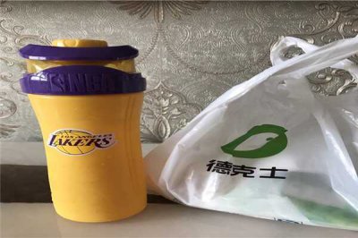 ​德克士的杯子怎么打开 掰开杯子顶部突起的地方