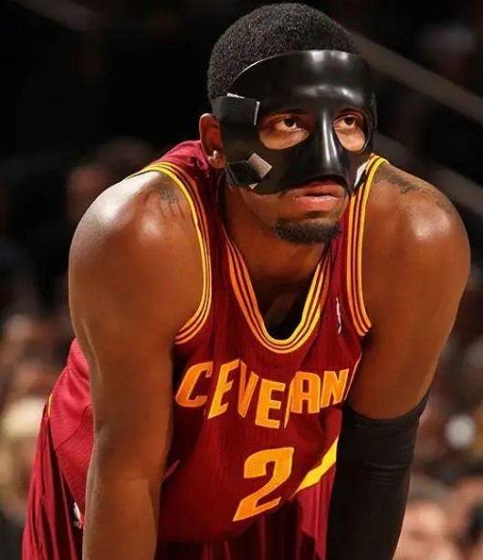 科比面具神似佐罗（NBA戴过黑色面具的5大球星）