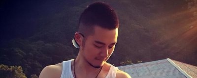 ​男斜刘海发型图片（男生去理发店常见的发型有哪些）