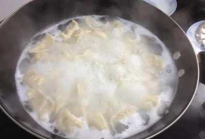 ​煮饺子用冷水还是热水（饺子不破皮不粘连的3个妙招）