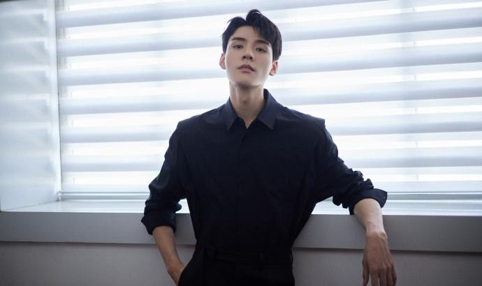 龚俊倒三角身材（龚俊晒All Black造型写真）