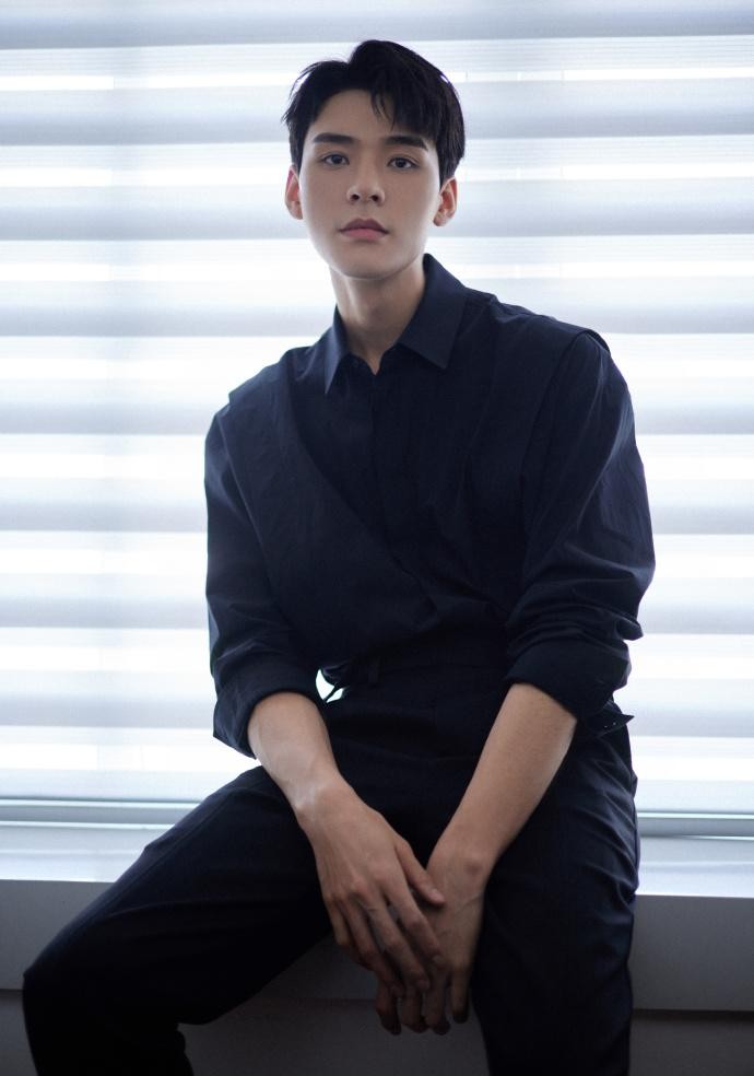 龚俊倒三角身材（龚俊晒All Black造型写真）