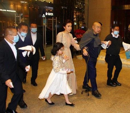 霍家为什么不用带保镖（75岁霍震霆逛廉价超市没带保镖）