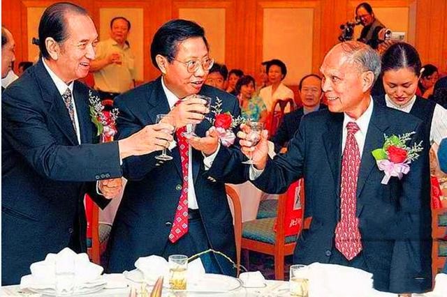 霍家为什么不用带保镖（75岁霍震霆逛廉价超市没带保镖）