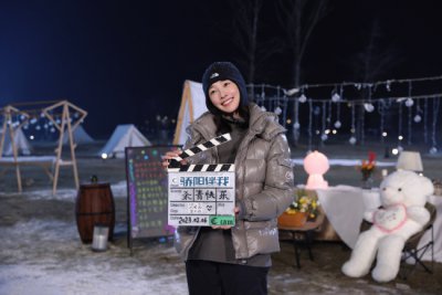 ​白百何晒新剧杀青照 手持场记板笑容满面