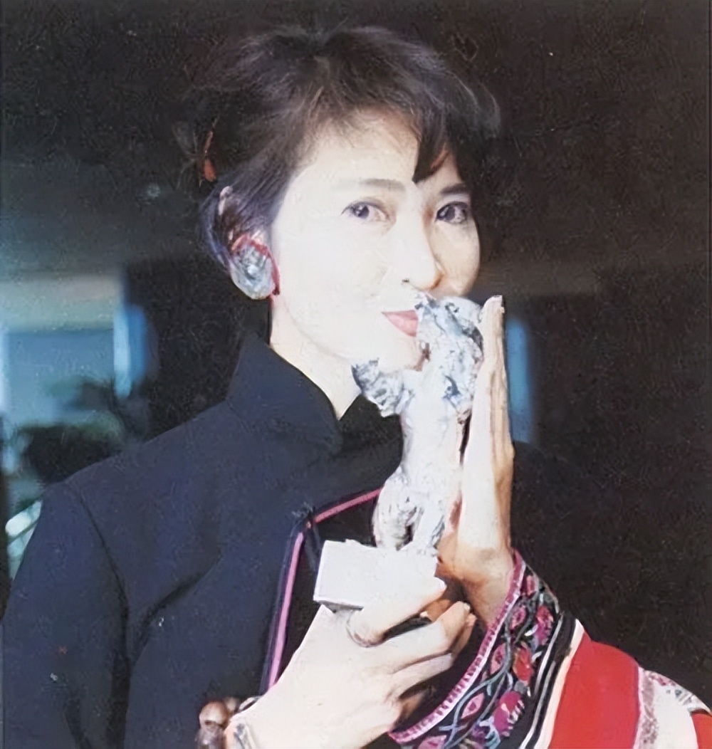 3岁丧父，7岁拍戏还债，19岁红遍全国：75岁的她，活成不败美人