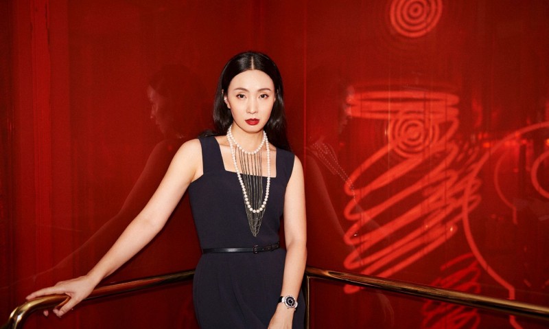 大小陶虹对比照（两个陶虹聚到一起同穿小黑裙美得不相上下）