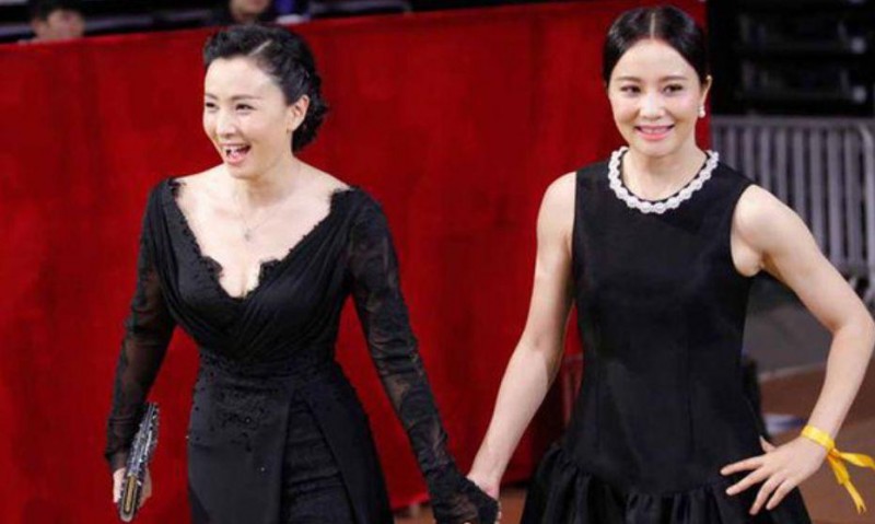 大小陶虹对比照（两个陶虹聚到一起同穿小黑裙美得不相上下）