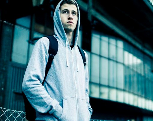 艾兰沃克蒙面原因（年纪轻轻的黑衣神秘人）