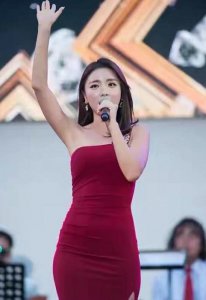 ​隐藏的歌手洪真英(穿斜肩紧身礼裙“撑”出曲线)