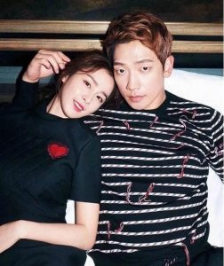 ​金泰希中分短发照片(Rain妻子金泰希产后发福)