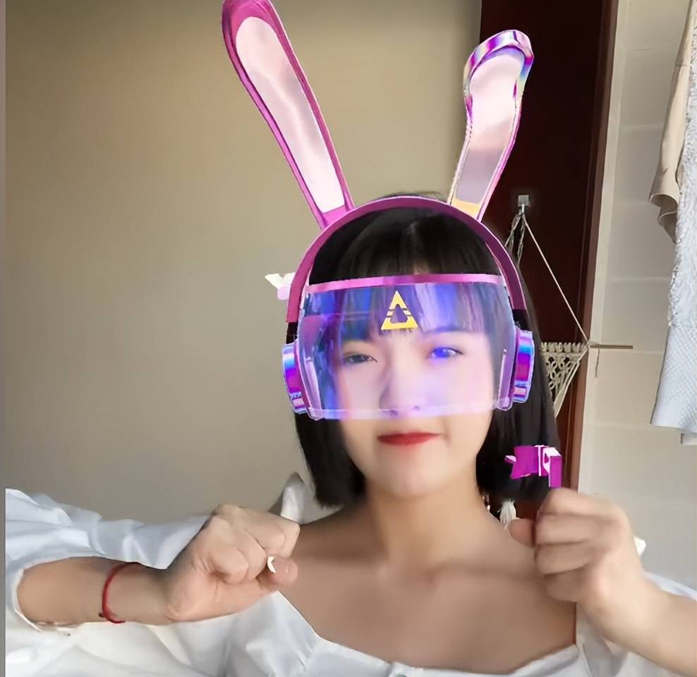 刘大悦：一个人演两个角色，诠释未来母女，全网吸粉百万