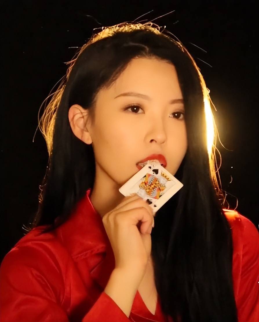 刘大悦：一个人演两个角色，诠释未来母女，全网吸粉百万