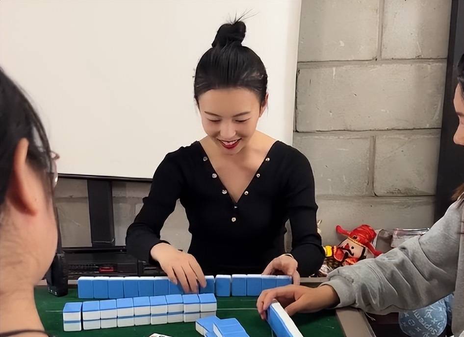 刘大悦：一个人演两个角色，诠释未来母女，全网吸粉百万