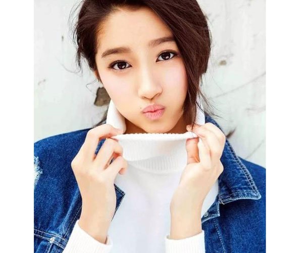 关晓彤高考成绩能考上清华大学吗? 据说当年是双第一