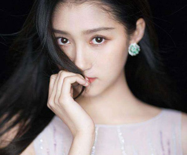 关晓彤高考成绩能考上清华大学吗? 据说当年是双第一