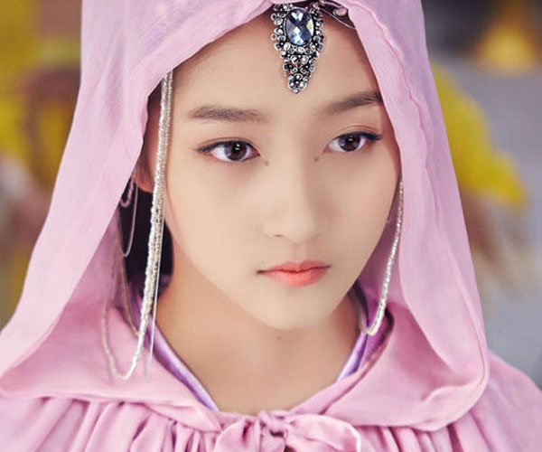 关晓彤高考成绩能考上清华大学吗? 据说当年是双第一