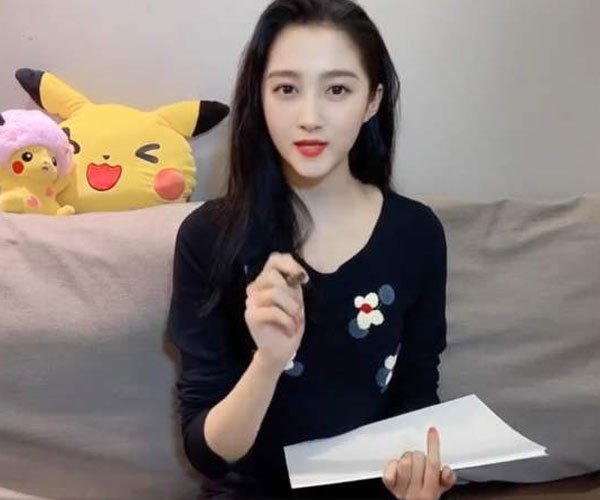 关晓彤高考成绩能考上清华大学吗? 据说当年是双第一