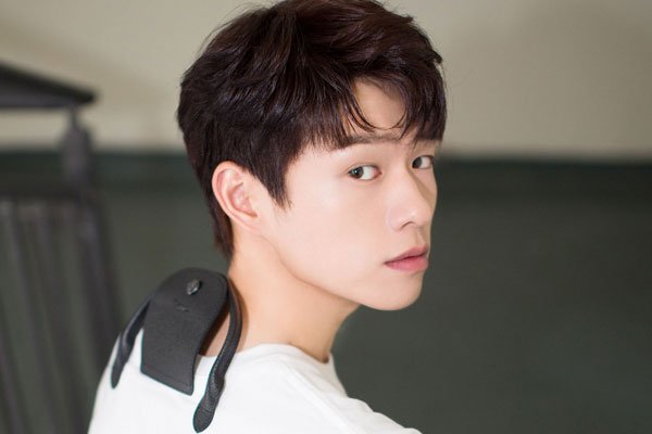 魏大勋胖子图片 励志boy成功减肥瘦下来回头率也高了