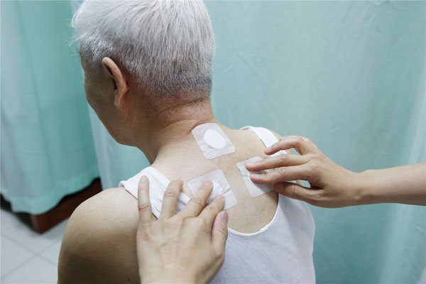 三伏贴贴敷部位图 一般都是贴在脖子后面