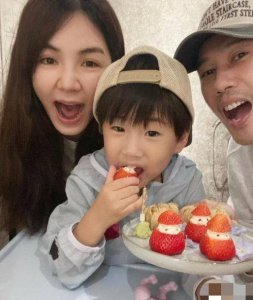 ​陈嘉桦几个宝宝(Ella晒一家三口全家福)