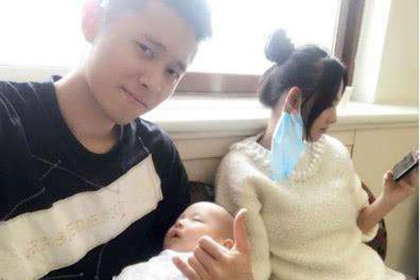 买超是谁个人资料 比张嘉倪大几岁