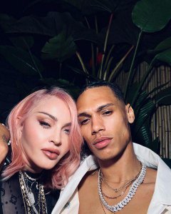 ​64岁麦当娜和23岁男友搂脖自拍 竟没有“奶孙”感