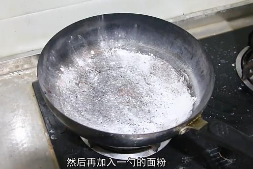 不粘锅锅底烧糊的黑垢怎么去除（分享1个去除黑垢的方法）