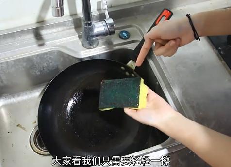 不粘锅锅底烧糊的黑垢怎么去除（分享1个去除黑垢的方法）