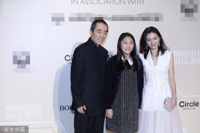 ​张艺谋老婆全部照片（张艺谋妻女齐现身，小32岁娇妻颜值不输女明星，女儿却没