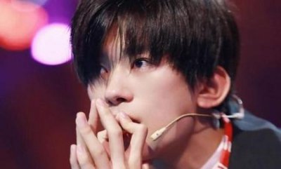 ​易烊千玺的荧屏初吻给了谁(易烊千玺的初吻给了周冬雨吗)