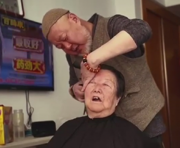 ​火风简历个人资料简介（60岁歌手火风和老人嘴对嘴亲吻引热议）