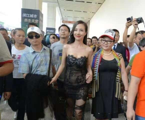 千露露是谁（干露露像她的名字一样喜欢裸露）