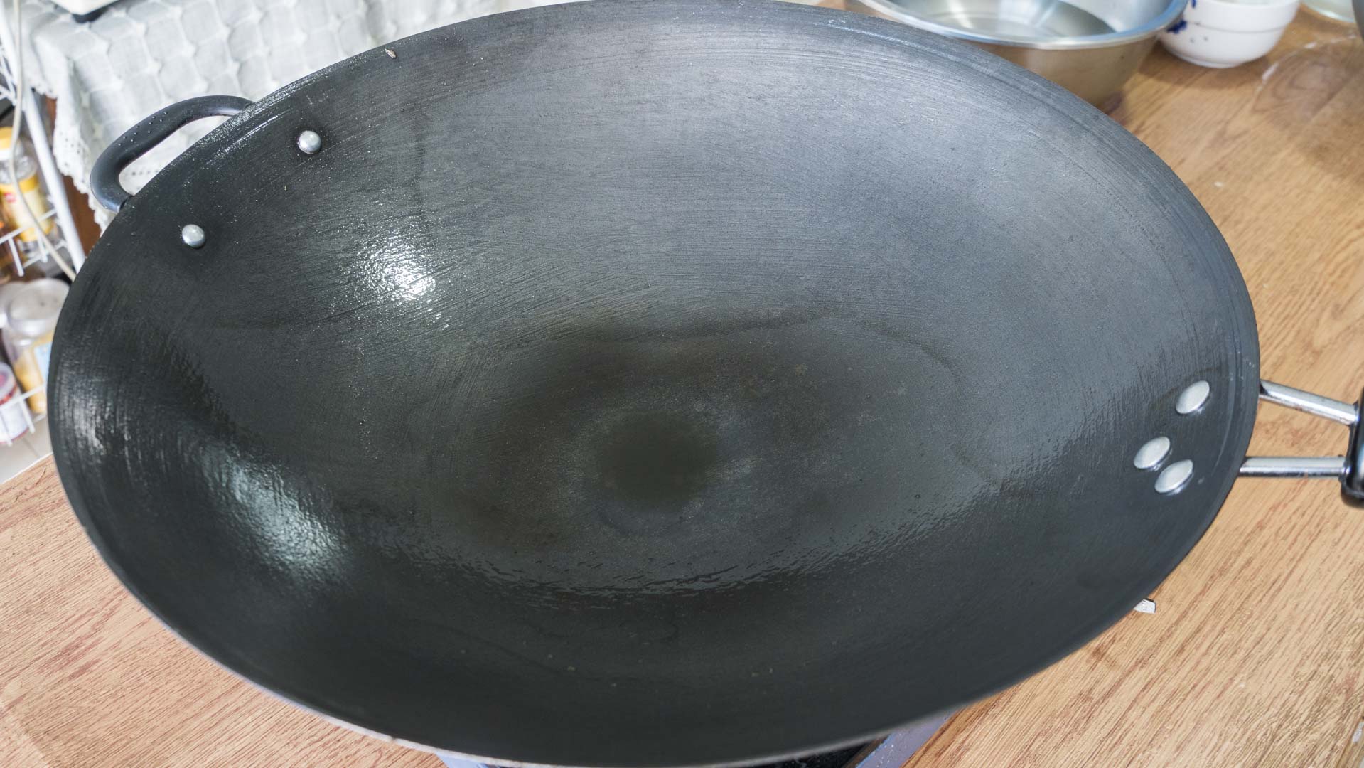 怎么开锅铁锅效果最好（铁锅最正确的开锅方法）