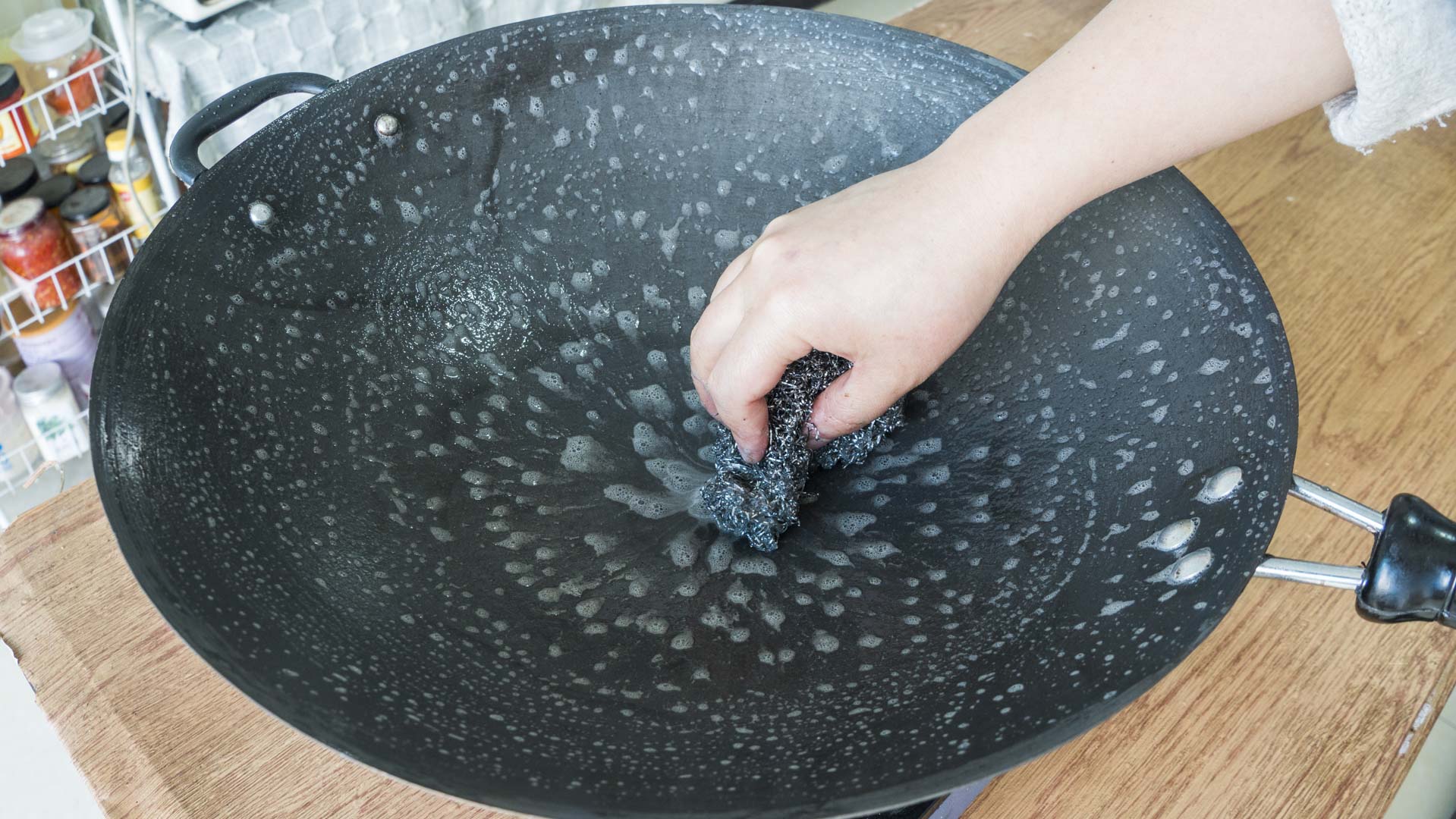 怎么开锅铁锅效果最好（铁锅最正确的开锅方法）