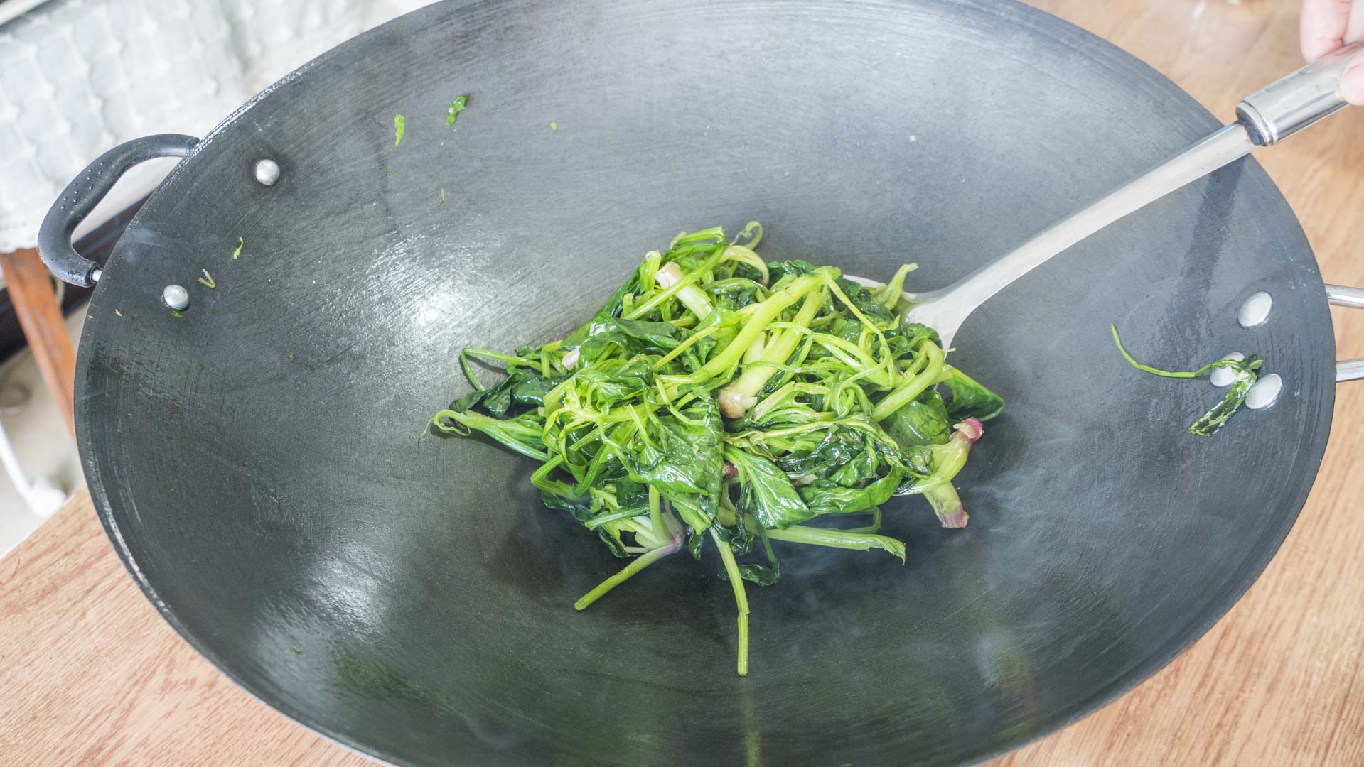 怎么开锅铁锅效果最好（铁锅最正确的开锅方法）